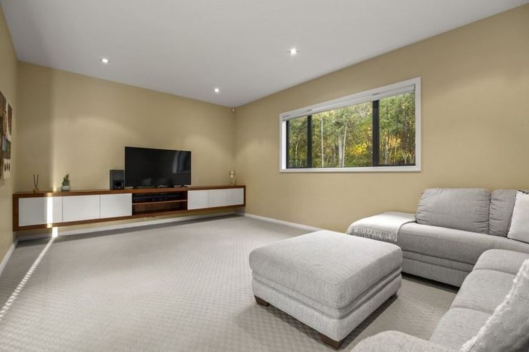 Photo of property in 33 Bernard Magnus Lane, Greenhithe, Auckland, 0632