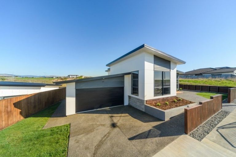 Photo of property in 3 Vaucluse Heights, Fitzherbert, Palmerston North, 4410
