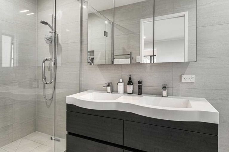 Photo of property in 3/2 Beach Road, Castor Bay, Auckland, 0620