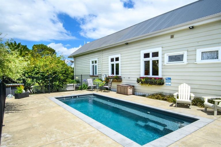 Photo of property in 43 Sunnyvale Road, Massey, Auckland, 0614