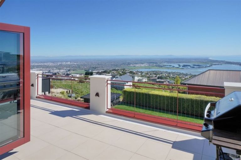 Photo of property in 1 Signal Hill Road, Mount Pleasant, Christchurch, 8081