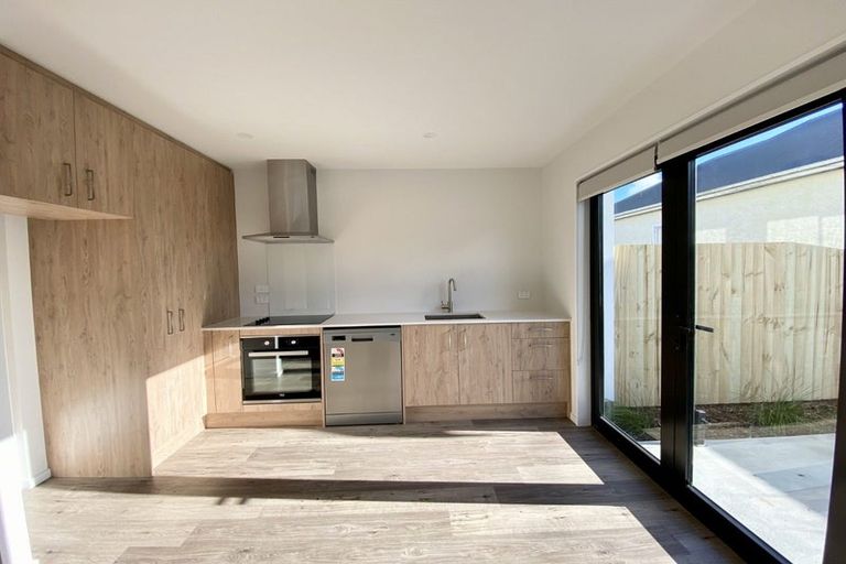 Photo of property in 2/52 Hills Road, Edgeware, Christchurch, 8013