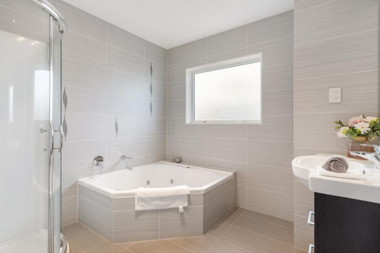 Photo of property in 68a Hutchinsons Road, Bucklands Beach, Auckland, 2014