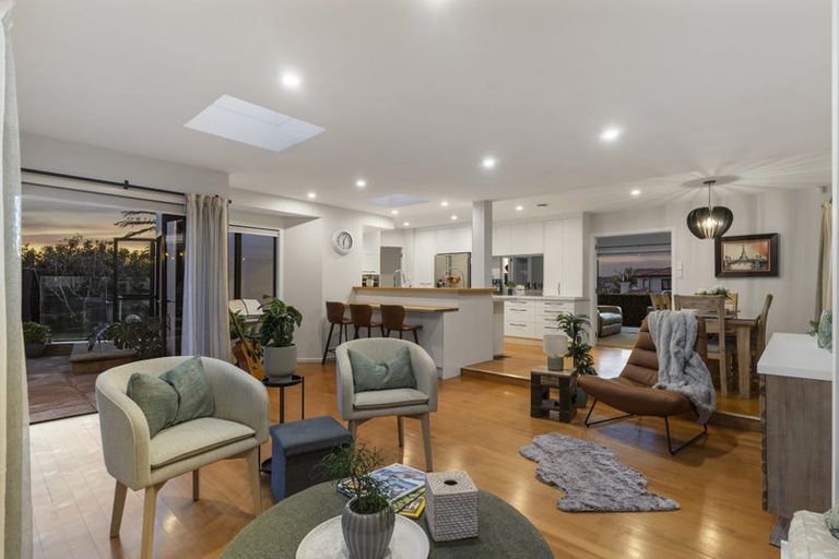 Photo of property in 6 Liston Crescent, Cockle Bay, Auckland, 2014