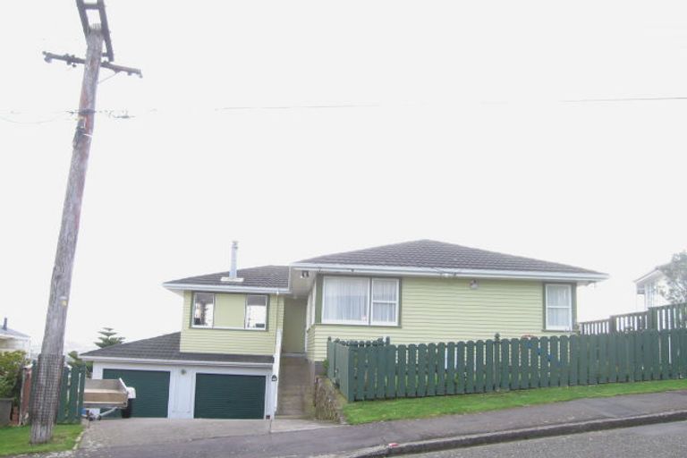 Photo of property in 40 Brooker Grove, Newlands, Wellington, 6037