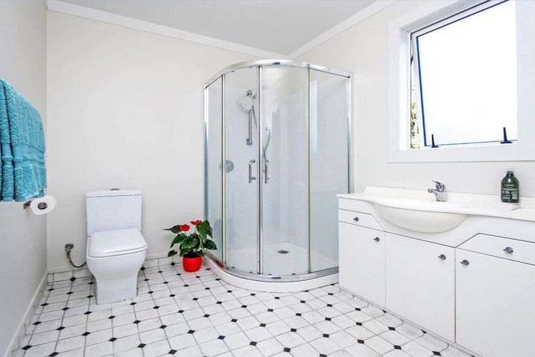 Photo of property in 66 Te Henga Road, Waitakere, Henderson, 0781