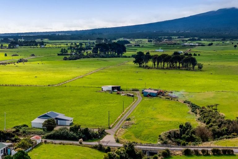 Photo of property in 2288 Eltham Road, Awatuna, Hawera, 4679