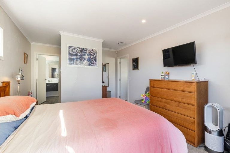 Photo of property in 11 Cirrus Close, Newlands, Wellington, 6037