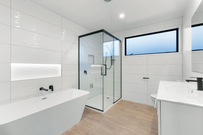 Photo of property in 15 Mount Creighton Crescent, Wanaka, 9305