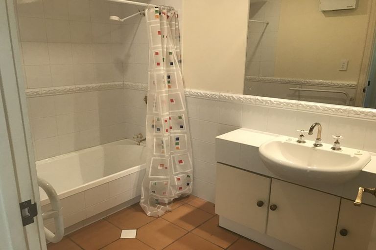 Photo of property in 2/11 Memorial Avenue, Ilam, Christchurch, 8053