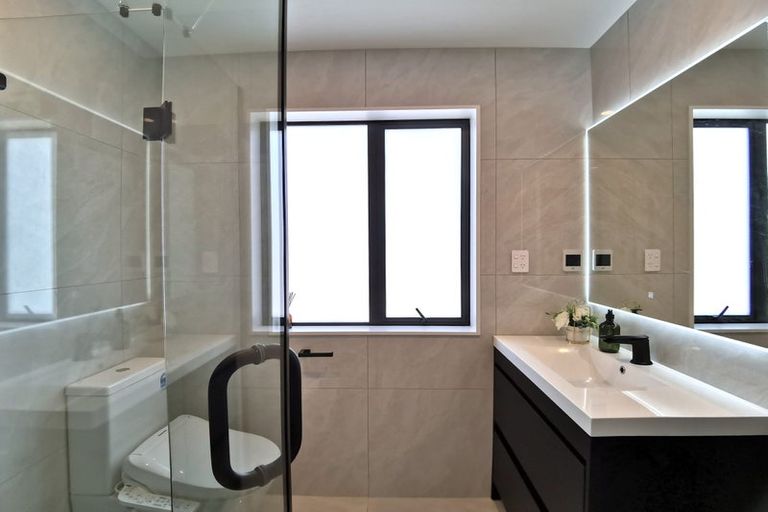 Photo of property in 57e Hogans Road, Glenfield, Auckland, 0629