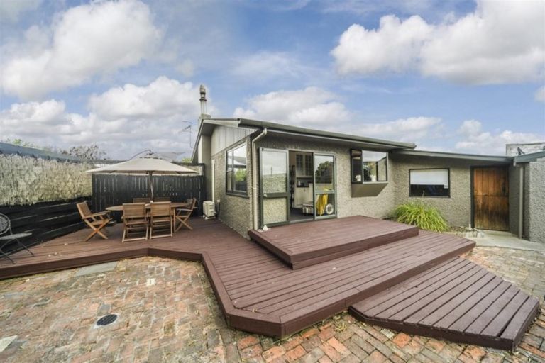 Photo of property in 2 Pukatea Place, Milson, Palmerston North, 4414