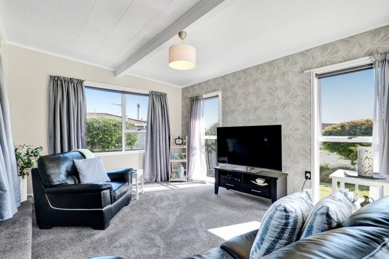 Photo of property in 15 Leon Place, Waitara, 4320