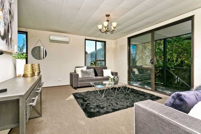 Photo of property in 2/22 Devonshire Road, Unsworth Heights, Auckland, 0632