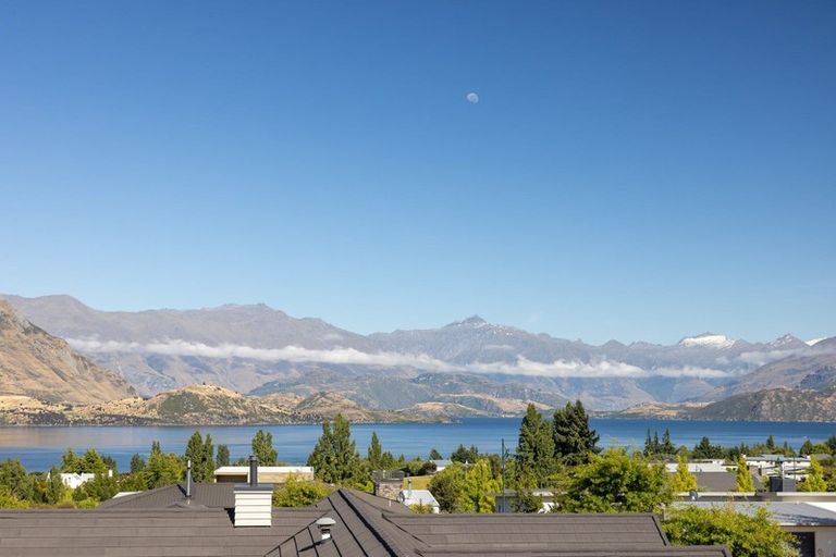 Photo of property in 3 Urquhart Place, Wanaka, 9305