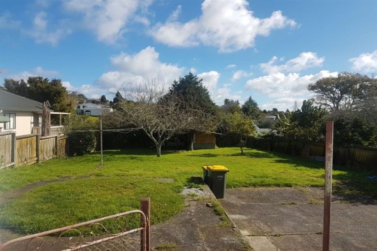 Photo of property in 11 Springside Place, New Lynn, Auckland, 0600