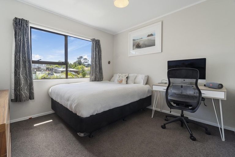 Photo of property in 1/6 Mona Vale, West Harbour, Auckland, 0618
