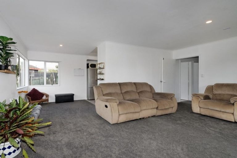 Photo of property in 14 Aldern Road, Massey, Auckland, 0614