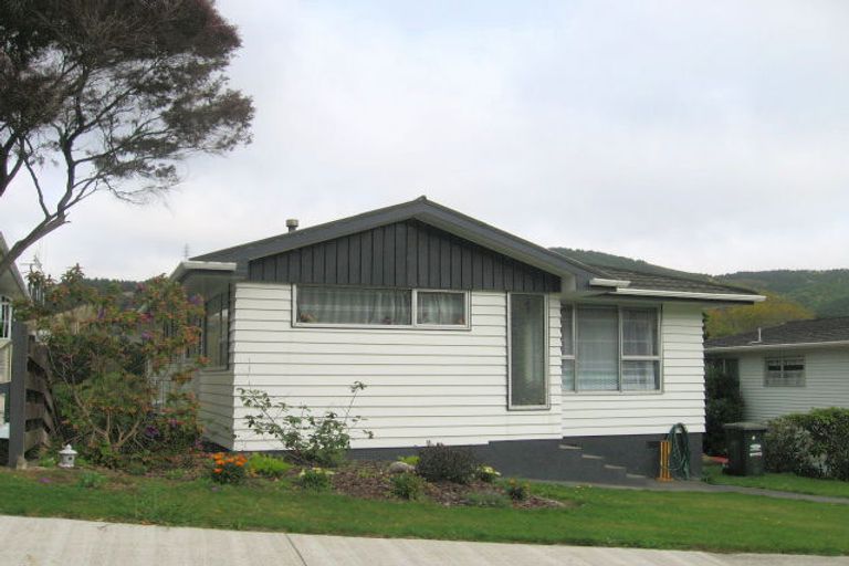Photo of property in 7 Zande Terrace, Tawa, Wellington, 5028