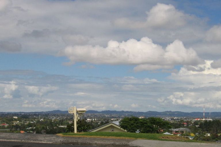 Photo of property in 125 Luckens Road, West Harbour, Auckland, 0618