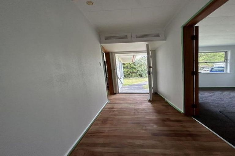 Photo of property in 77 Chilcott Road, Henderson, Auckland, 0612