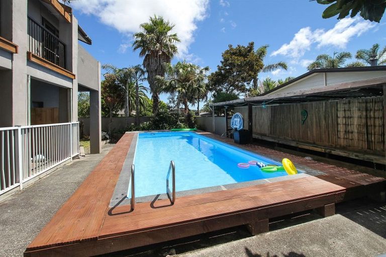 Photo of property in 1 Millen Place, Clarks Beach, 2122