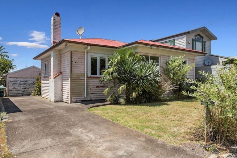 Photo of property in 79 Harbour View Road, Point Chevalier, Auckland, 1022