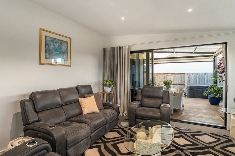 Photo of property in 10 Knightia Drive, Papamoa Beach, Papamoa, 3118