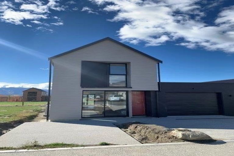 Photo of property in 6 Matakanui Lane, Wanaka, 9305