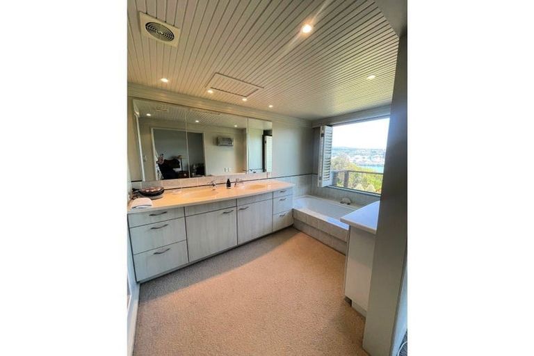 Photo of property in Beau Port Apartments, 30 The Crescent, Roseneath, Wellington, 6011