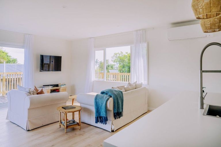 Photo of property in 15 Pacific Parade, Army Bay, Whangaparaoa, 0930