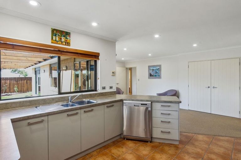 Photo of property in 27 Quadrant Heights, Paraparaumu, 5032
