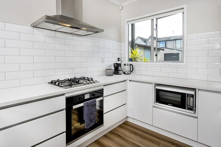 Photo of property in 9s Clearwater Cove, West Harbour, Auckland, 0618