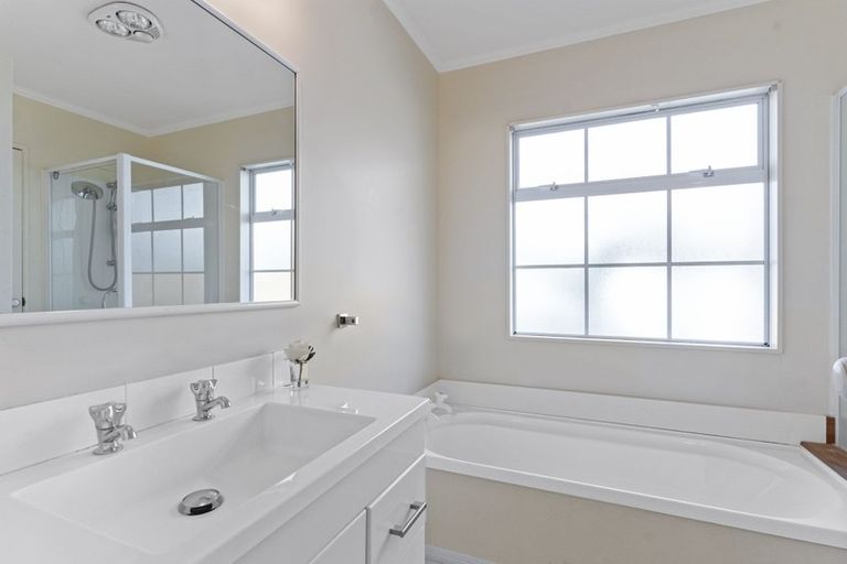 Photo of property in 2/25 College Road, Northcote, Auckland, 0627