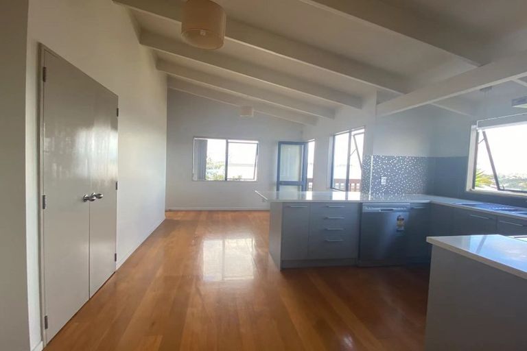 Photo of property in 97 Totaravale Drive, Totara Vale, Auckland, 0629