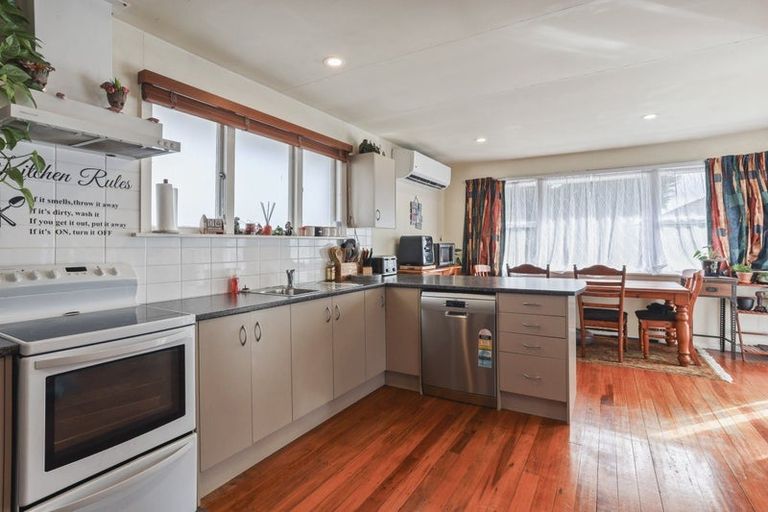 Photo of property in 90 Frensham Crescent, Woolston, Christchurch, 8062