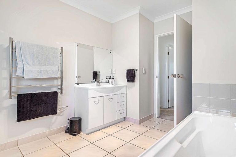 Photo of property in 15 Cabeleigh Drive, Helensville, 0800