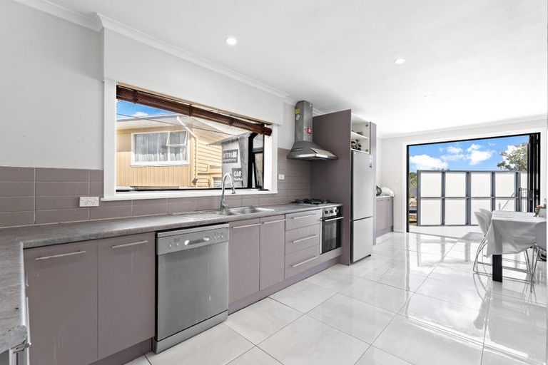 Photo of property in 18 Murray Road, Te Atatu Peninsula, Auckland, 0610