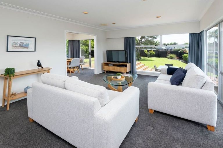 Photo of property in 11 Towra Place, Botany Downs, Auckland, 2010