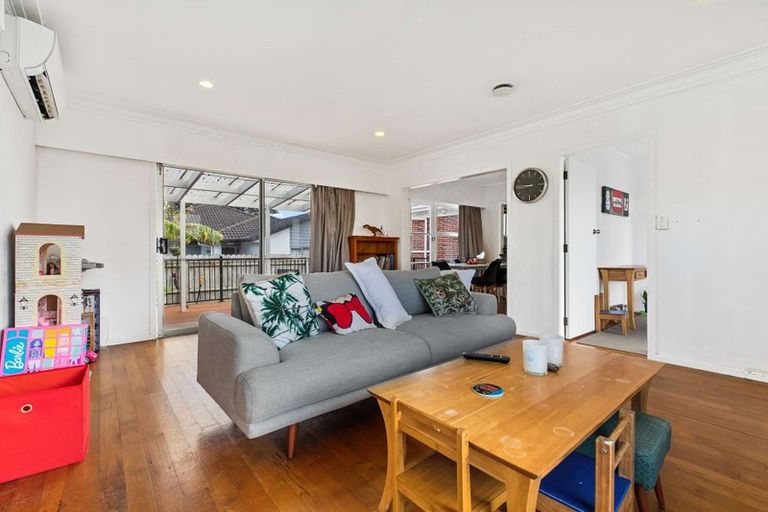 Photo of property in 128 Edgewater Drive, Pakuranga, Auckland, 2010