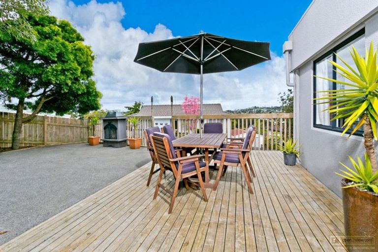 Photo of property in 2/2 Valecrest Place, Bayview, Auckland, 0629