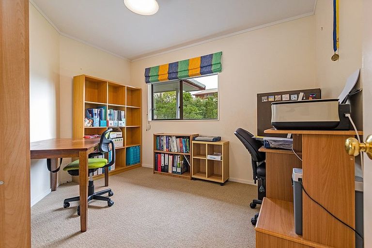 Photo of property in 32 Springdale Grove, Fitzherbert, Palmerston North, 4410