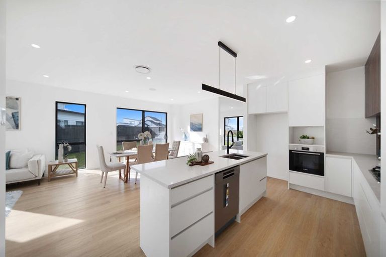 Photo of property in 9 Korowhiti Road, Clarks Beach, 2122