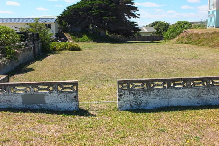 Photo of property in 33 Marine Parade South, Foxton Beach, Foxton, 4815