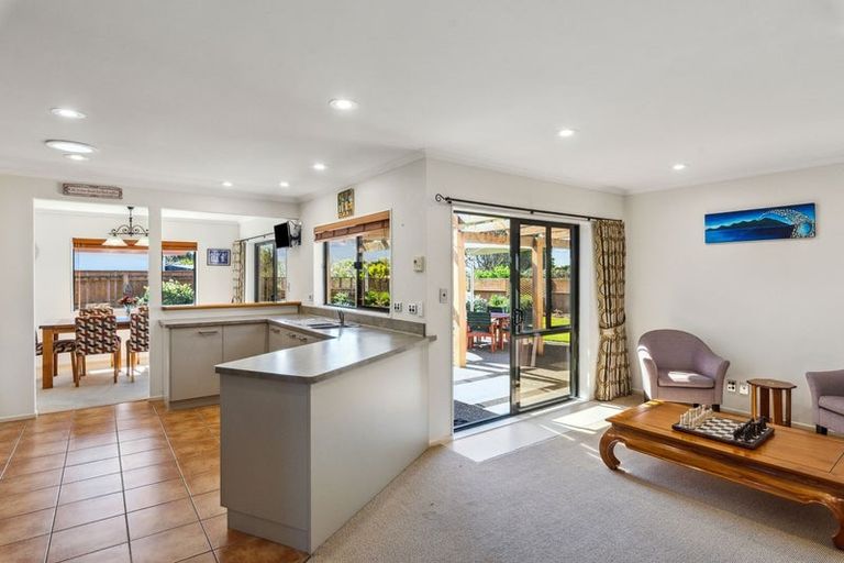 Photo of property in 27 Quadrant Heights, Paraparaumu, 5032