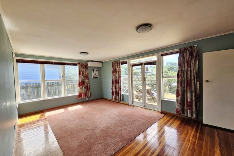 Photo of property in 15 Tawa Street, Tawa, Wellington, 5028