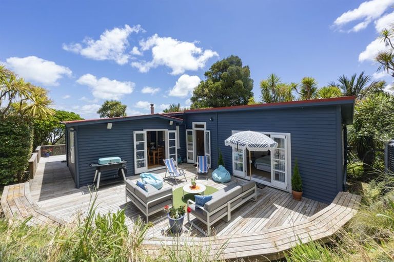 Photo of property in 30 Piha Road, Piha, New Lynn, 0772