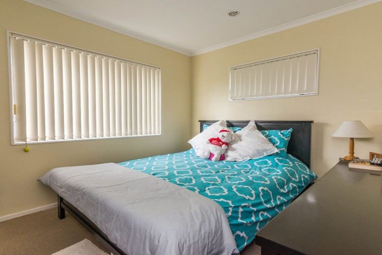 Photo of property in 4301 Great North Road, Glendene, Auckland, 0602