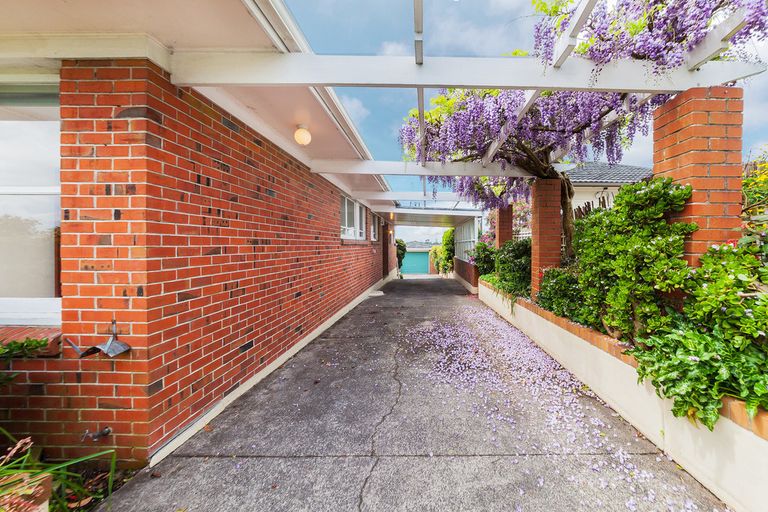 Photo of property in 4301 Great North Road, Glendene, Auckland, 0602