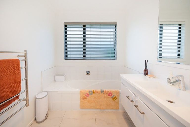 Photo of property in 94 Rosalie Terrace, Kelvin Grove, Palmerston North, 4414